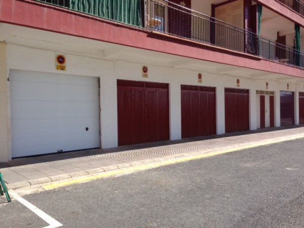 Puerta seccional Hörmann para garaje particular en color blanco