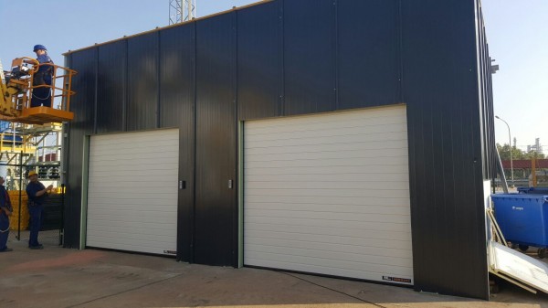 Instalación de 2 puertas seccionales industriales Hörmann con sus automatismos completos